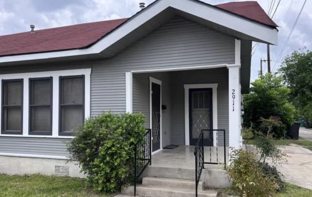 rental at 2907 N Elmendorf in San Antonio, TX — photo 1