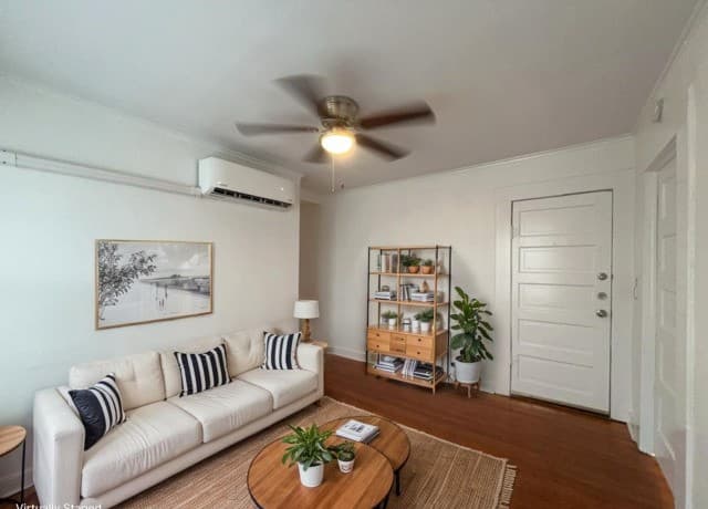 2-bedroom rental at 827 Steves Ave Unit 3 in San Antonio, TX — photo 4
