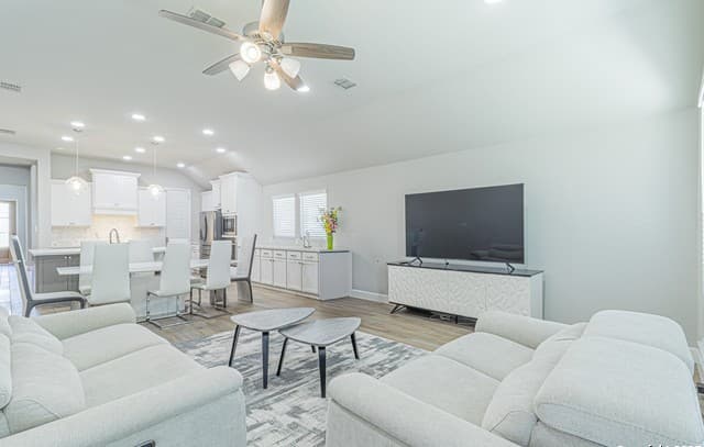 4-bedroom rental at 9328 Trestle Creek in San Antonio, TX — photo 4