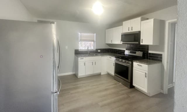 3-bedroom rental at 1307 W Hermosa in San Antonio, TX — photo 4