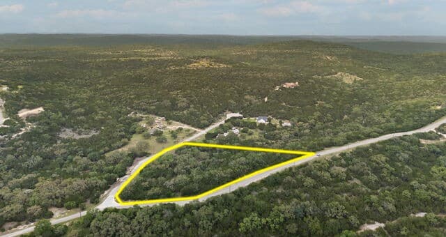 rental at 138 County Road 2765 in Mico, TX — photo 4