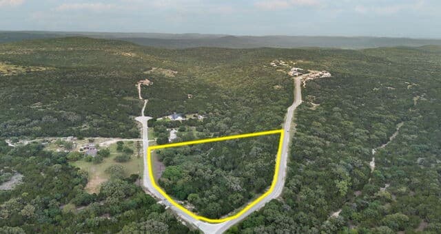 rental at 138 County Road 2765 in Mico, TX — photo 5