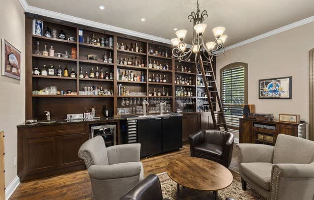 6-bedroom rental at 1007 Campanile in San Antonio, TX — photo 2