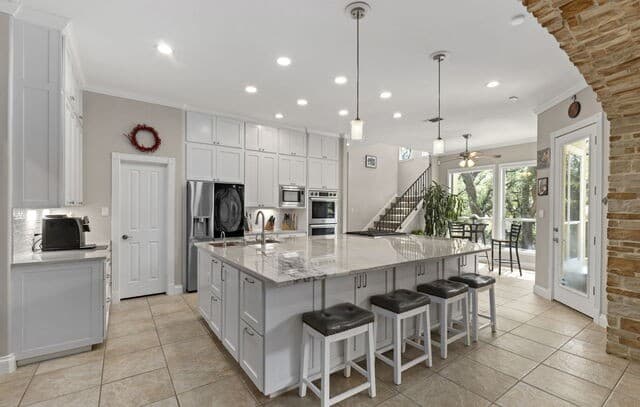 6-bedroom rental at 1007 Campanile in San Antonio, TX — photo 5