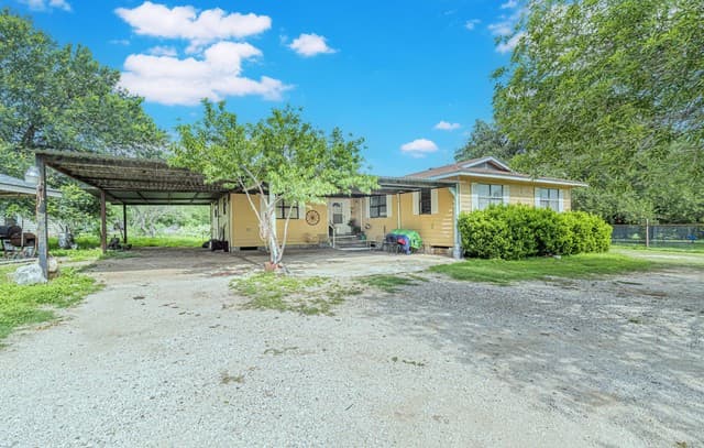 4-bedroom rental at 10805 Hollowell Rd in Atascosa, TX — photo 1
