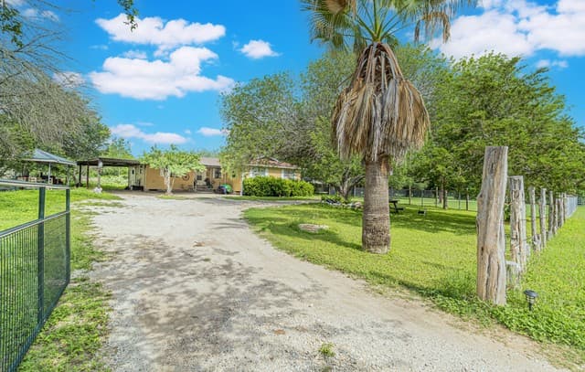 4-bedroom rental at 10805 Hollowell Rd in Atascosa, TX — photo 3