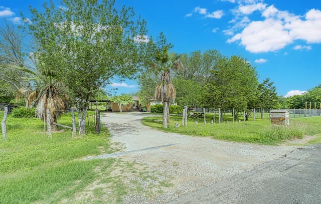 4-bedroom rental at 10805 Hollowell Rd in Atascosa, TX — photo 4