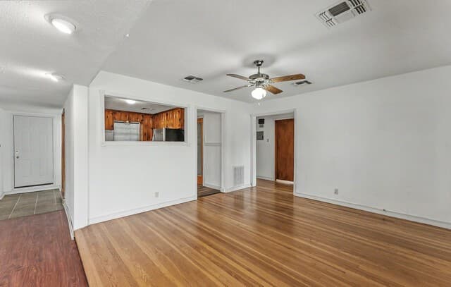 3-bedroom rental at 619 Koehler Ct in San Antonio, TX — photo 3
