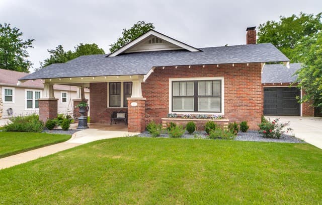 2-bedroom rental at 119 E Evergreen St in Boerne, TX — photo 1