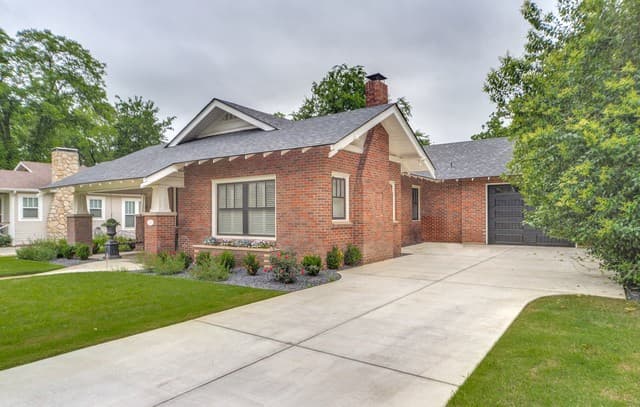 2-bedroom rental at 119 E Evergreen St in Boerne, TX — photo 2