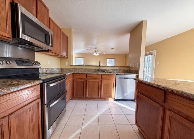 4-bedroom rental at 121 Springtree Gate in Cibolo, TX — photo 2