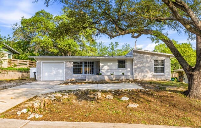 3-bedroom rental at 122 Green Meadow Blvd in San Antonio, TX — photo 1