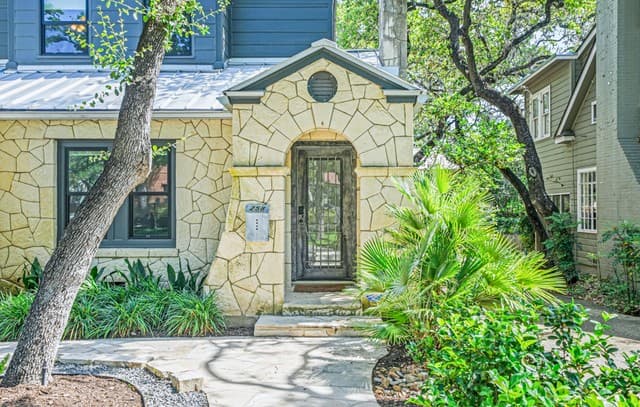 5-bedroom rental at 258 Tuxedo Ave in San Antonio, TX — photo 1