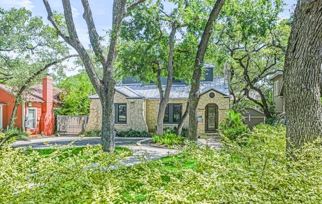5-bedroom rental at 258 Tuxedo Ave in San Antonio, TX — photo 3