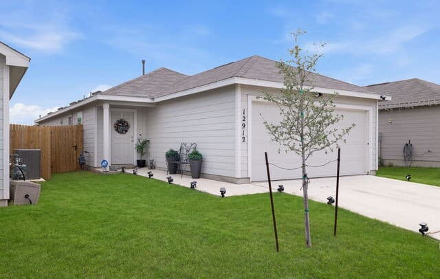 3-bedroom rental at 12912 Hancock Pool in St Hedwig, TX — photo 2