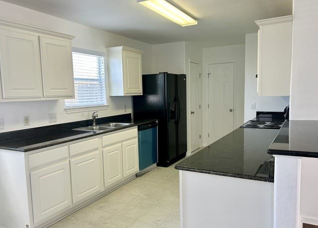 3-bedroom rental at 5714 Fossil Cyn in San Antonio, TX — photo 4