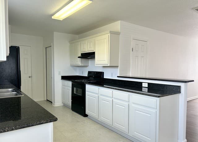 3-bedroom rental at 5714 Fossil Cyn in San Antonio, TX — photo 5
