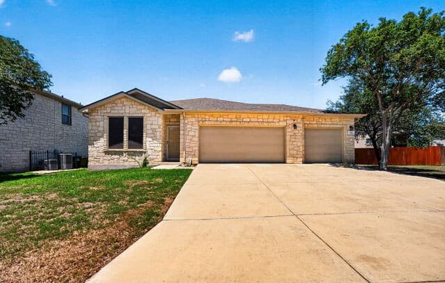 3-bedroom rental at 7811 Mcgowen Fld in San Antonio, TX — photo 1