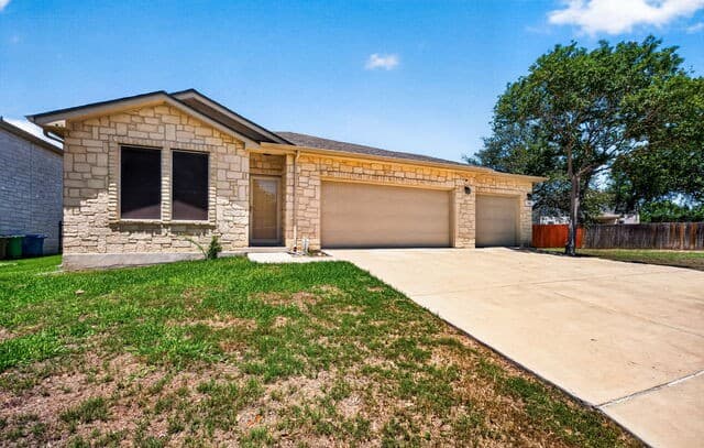 3-bedroom rental at 7811 Mcgowen Fld in San Antonio, TX — photo 2