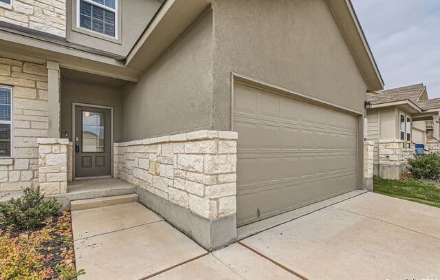 5-bedroom rental at 13536 Boothe Grv in San Antonio, TX — photo 3