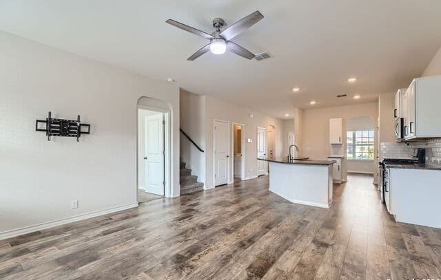 5-bedroom rental at 13536 Boothe Grv in San Antonio, TX — photo 4