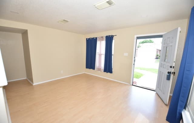 3-bedroom rental at 83 Viking Oak in San Antonio, TX — photo 5