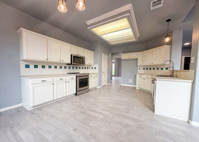 4-bedroom rental at 902 La Cascada in San Antonio, TX — photo 2