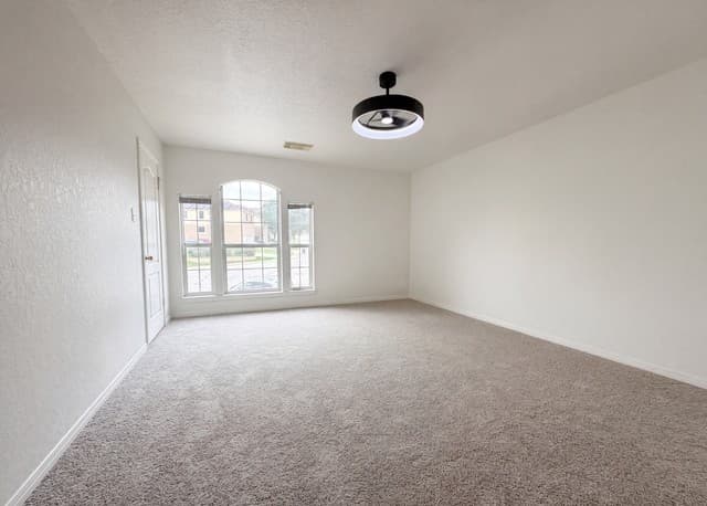 4-bedroom rental at 902 La Cascada in San Antonio, TX — photo 4