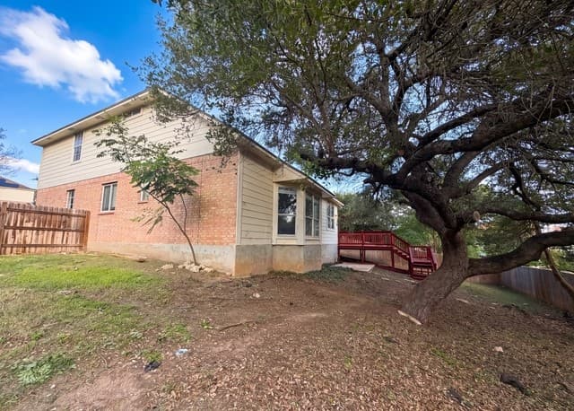 4-bedroom rental at 902 La Cascada in San Antonio, TX — photo 5