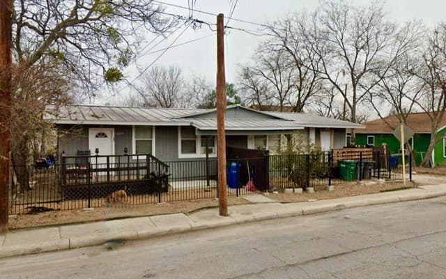 rental at 2609 W Poplar in San Antonio, TX — photo 1