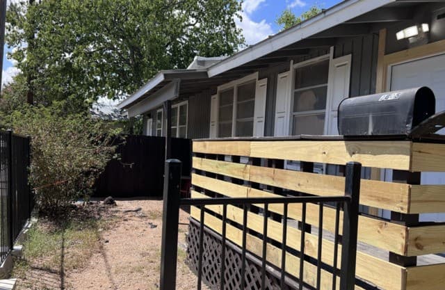 rental at 2609 W Poplar in San Antonio, TX — photo 2