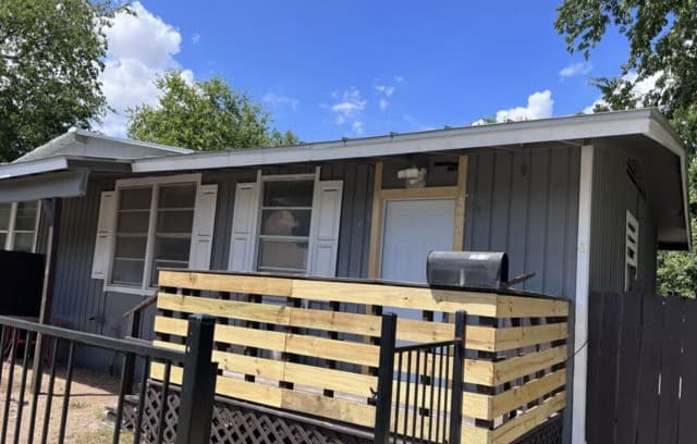 rental at 2609 W Poplar in San Antonio, TX — photo 3