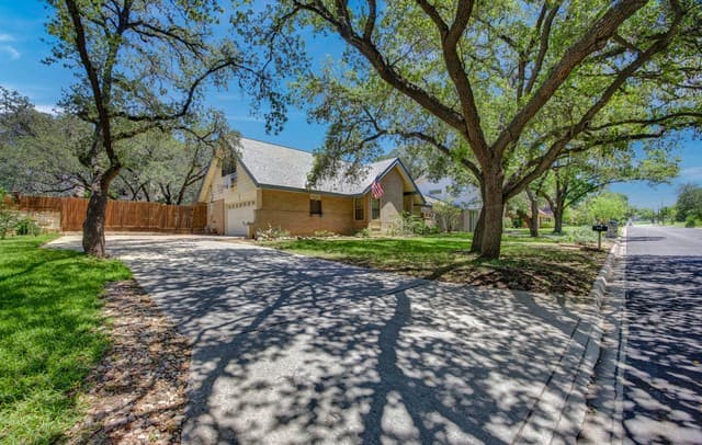 4-bedroom rental at 615 Serenade Dr in San Antonio, TX — photo 5