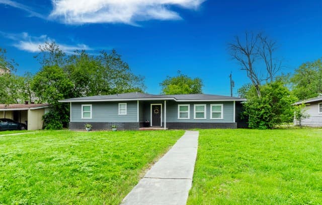 3-bedroom rental at 210 Greenhaven Dr in San Antonio, TX — photo 2