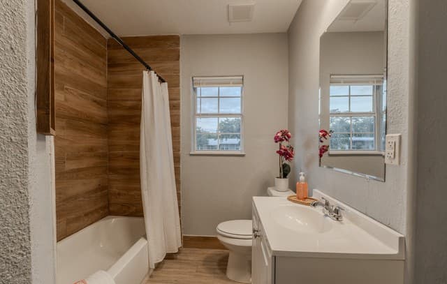 3-bedroom rental at 210 Greenhaven Dr in San Antonio, TX — photo 3