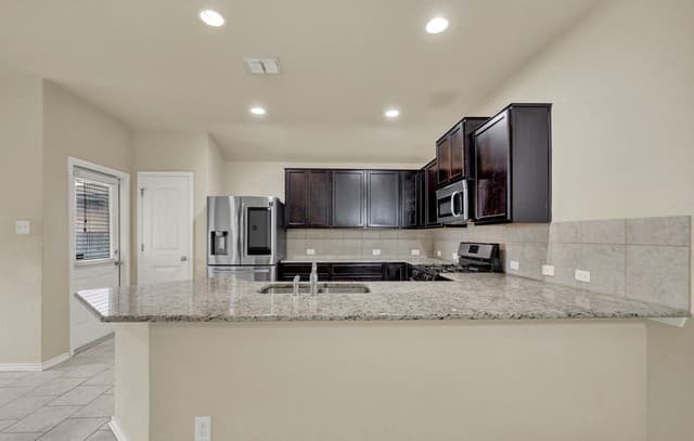 3-bedroom rental at 8510 Shooter Cv in San Antonio, TX — photo 5