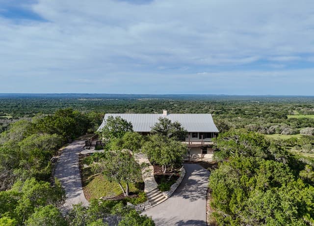 5-bedroom rental at 26 Seewald Rd in Boerne, TX — photo 3