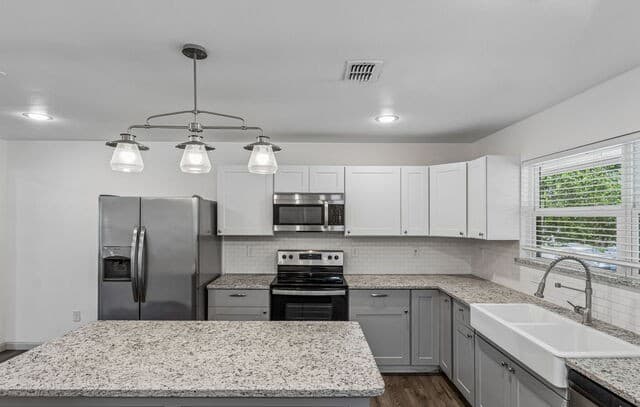 3-bedroom rental at 406 Stockton Dr in San Antonio, TX — photo 4