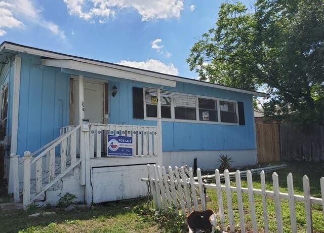 2-bedroom rental at 616 Albert in San Antonio, TX — photo 1