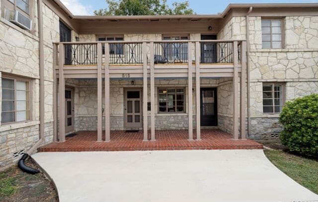 2-bedroom rental at 515 E Olmos Dr Unit 4 in Olmos Park, TX — photo 2