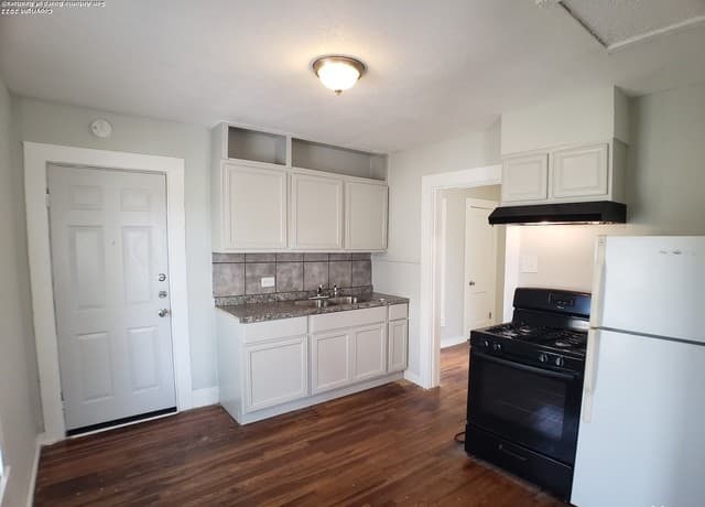 2-bedroom rental at 205 W Lambert St in San Antonio, TX — photo 4