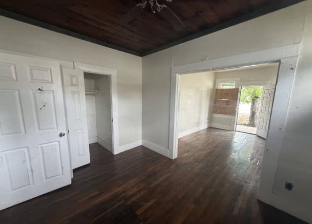rental at 5408 S Flores St in San Antonio, TX — photo 3