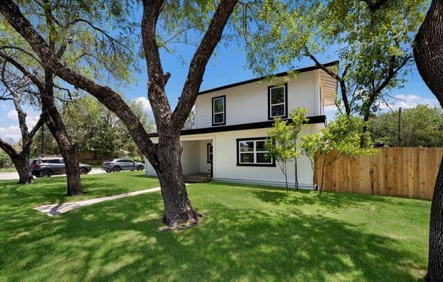 5-bedroom rental at 536 Commerce St in Pleasanton, TX — photo 5