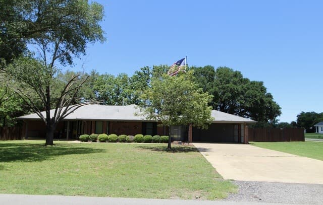 3-bedroom rental at 19470 Blume Dr in Lytle, TX — photo 4