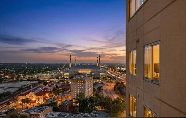 1-bedroom rental at 215 Center St Unit 1205 in San Antonio, TX — photo 2
