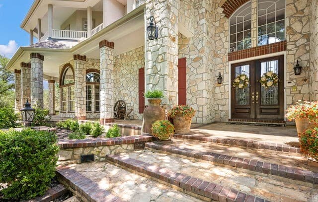 4-bedroom rental at 8040 Rolling Acres Trail in Fair Oaks Ranch, TX — photo 3