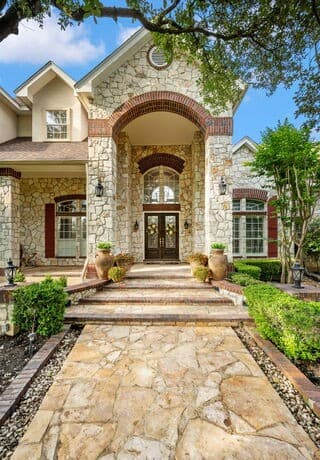 4-bedroom rental at 8040 Rolling Acres Trail in Fair Oaks Ranch, TX — photo 4