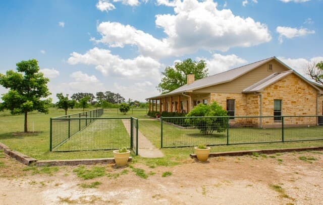 4-bedroom rental at 2657 West Sabinal Road in Utopia, TX — photo 2