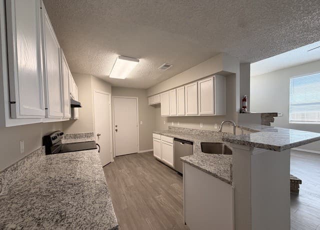 3-bedroom rental at 12063 Stoney Summit in San Antonio, TX — photo 5