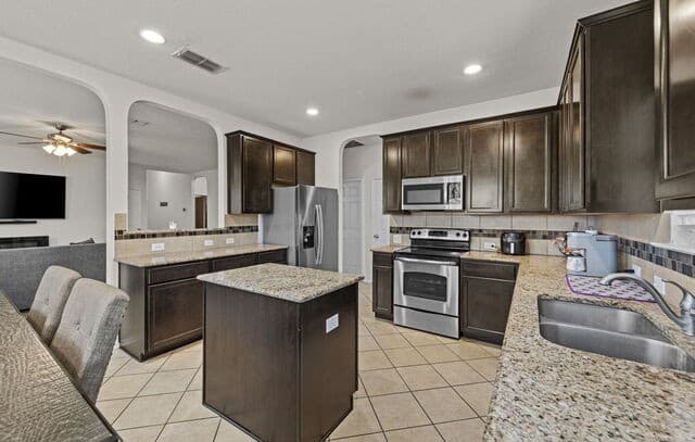 3-bedroom rental at 8019 Vega Horizon in San Antonio, TX — photo 2